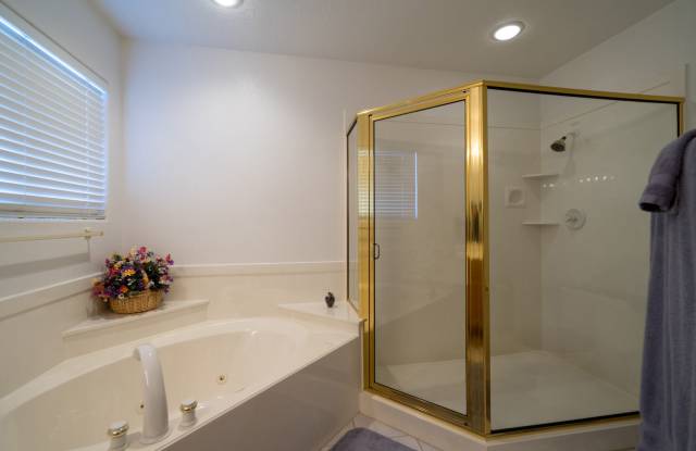 Fully Furnished - Amazing Golf Course Views - Community Pool! Gallery 4