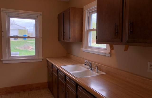 Charming 2-Bedroom Home with Basement & Backyard Storage Gallery 3