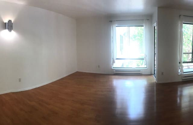 Hidden studio on the 3rd floor with beautiful wood laminate flooring! photos photos