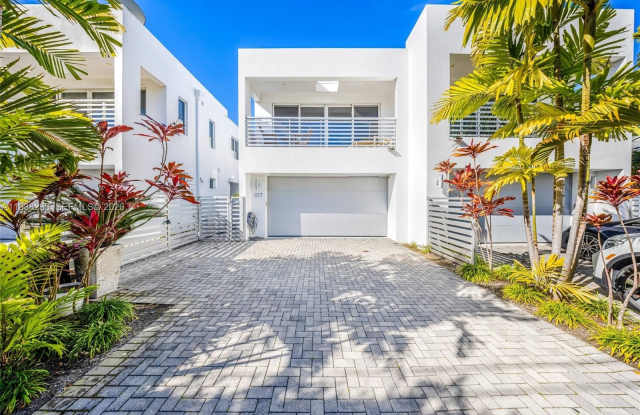 817 NE 17th Way - 817 Northeast 17th Way, Fort Lauderdale, FL 33304