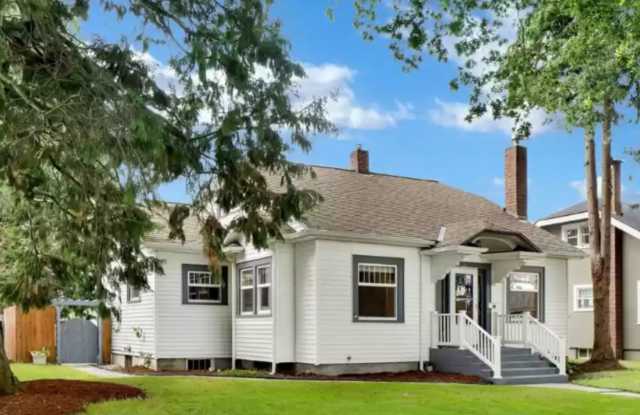 Beautiful Historic Home on Front Street in Lynden photos photos