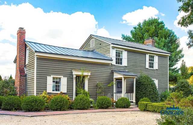 HISTORIC FARMHOUSE ON AN ACRE IN MANAKIN photos photos