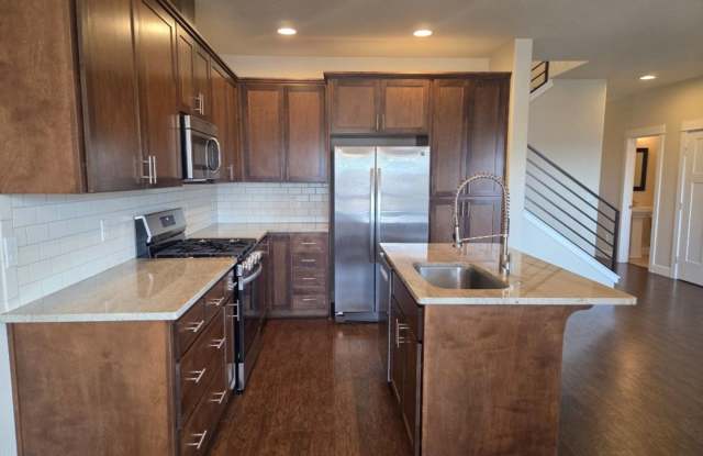 3 Bedroom Townhouse with stunning Ashland views! | Available Mid November Gallery 4