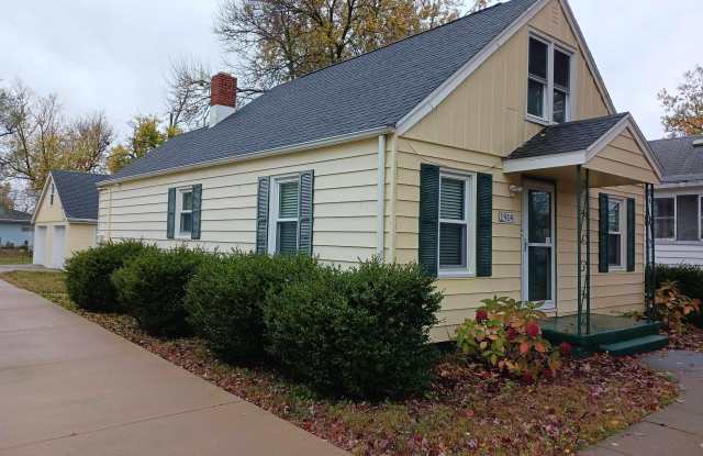 1914 W RICHWOODS Boulevard - 1914 West Richwoods Boulevard, Peoria, IL 61604