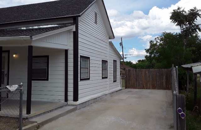 1041 Pecan St Gallery 2