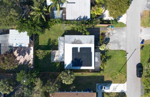 2621 SW 12th Ter Gallery 4