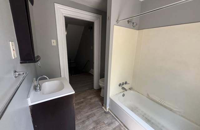 Newly updated 3 bedroom apartment in Mt Washington ! Gallery 4