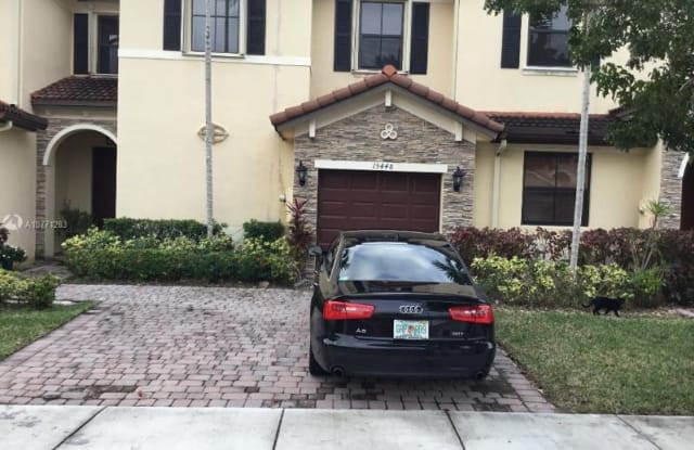 15884 sw 118 terr - 15884 SW 118th Terrace, The Hammocks, FL 33196