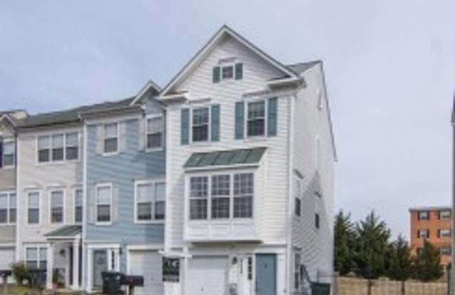 Spacious 3-Level End Unit Townhome in Oxon Creek in SE! photos photos