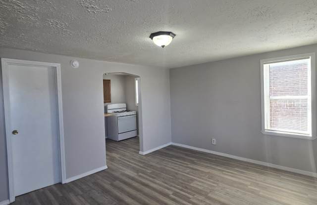 938 North Broadway Avenue - 4 photos photos