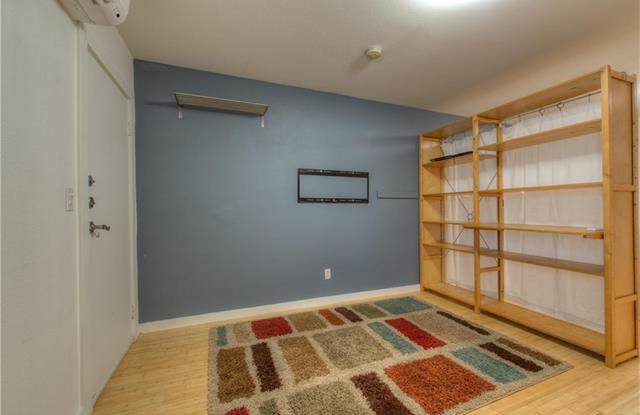 Cute studio in heart of north campus - 304 East 33rd Street, Austin, TX 78705