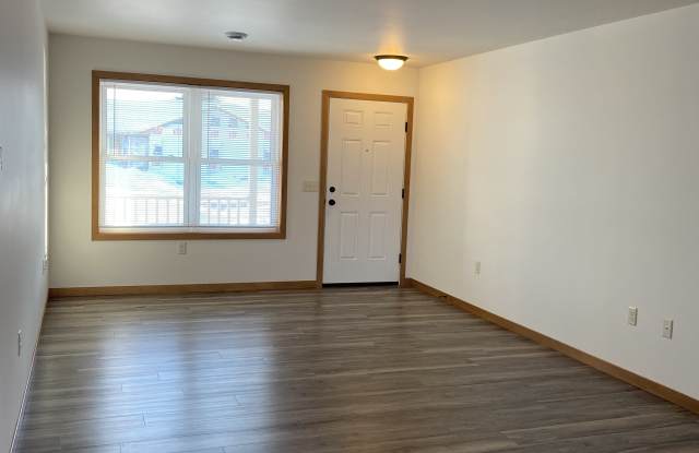 609 Spruce Ln Gallery 2