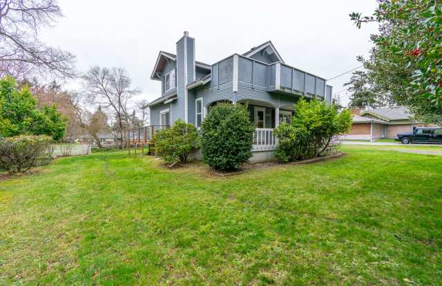 3 bedroom/3 Bathroom House- In Town with Large yard photos photos