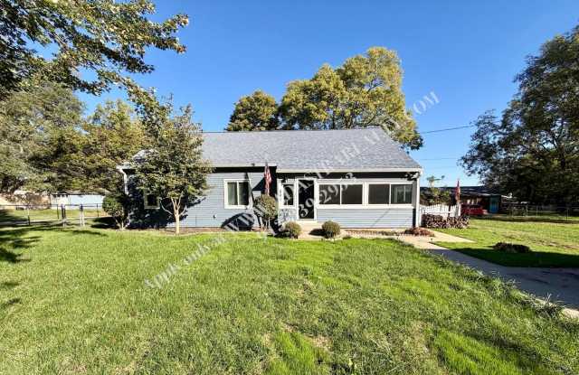 Updated 3 Bed 2 Bath Home with Large Fenced Yard in Spring Hill-Available NOW!! Gallery 3