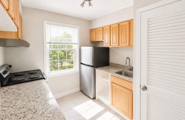 2026 Move-In Special – $500 LEASE SIGNING BONUS!! Bright & Spacious 2BR Apartment in Southeast DC with In-Unit Washer/Dryer & Parking! photos photos