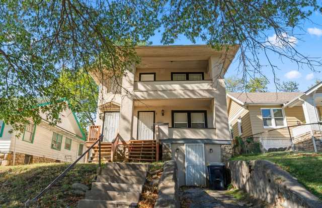 Affordable 2-Bed Home in Kansas City — Hardwood Floors, Porch  Pet-Friendly! photos photos Affordable 2-Bed Home in Kansas City — Hardwood Floors, Porch  Pet-Friendly! photos photos