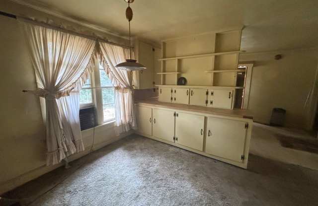 COMING SOON! 3/2 HOUSE 1700/Month Gallery 4