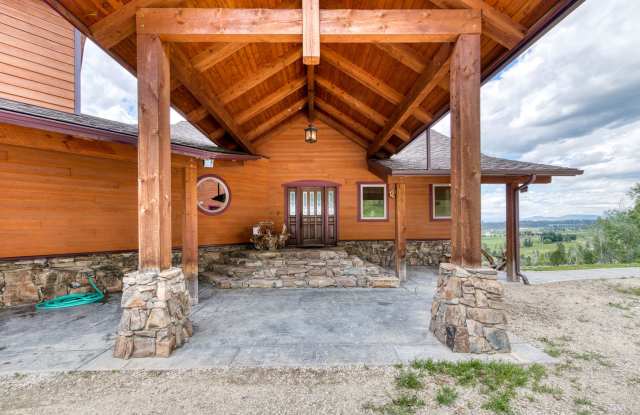 Stunning Home in Beautiful Private Setting!! photos photos