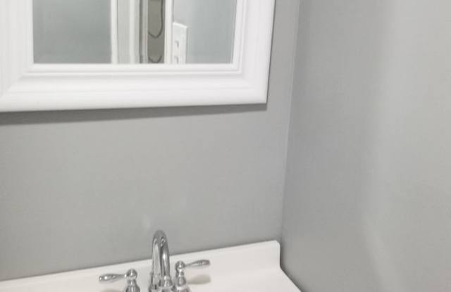 Roomy Home - Frankford Gallery 1