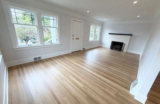 Charming, Spacious 4 bedroom Ballard Home with large yard Gallery 3