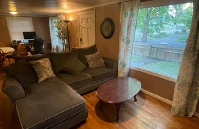 3 bedroom, 1 bath Home with Fenced Yard, Covered Patio For Rent! Gallery 3