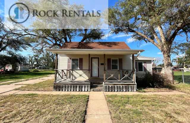 Very clean three bedroom one bath house - 416 East Campbell Street, Hutchinson, KS 67501