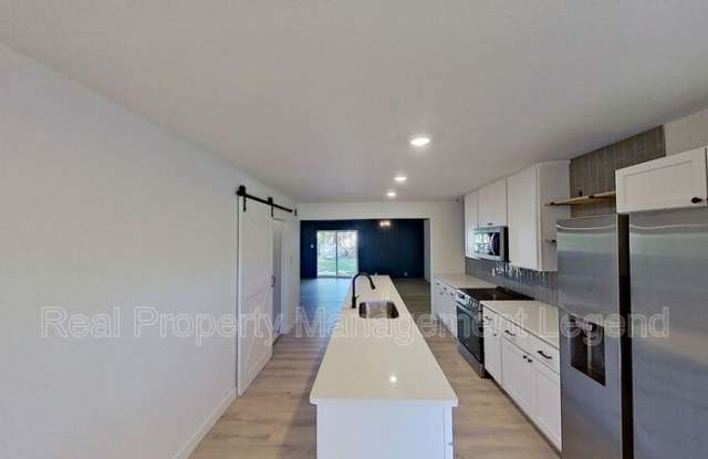 1811 N Crockett Street photos photos