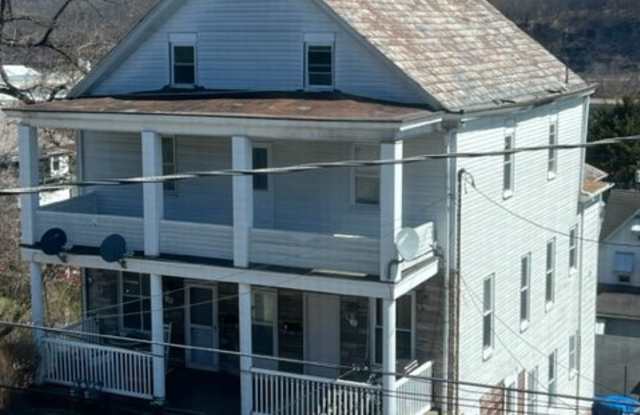 90 Watkins Ave Gallery 1