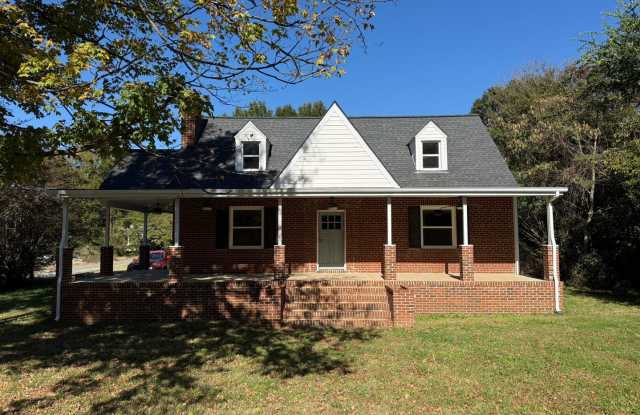 freshly updated 4-bedroom 2 full bath brick cape cod Gallery 1