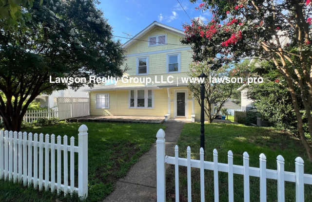 Charming Grandin Court House with Detached Garage and In Law Suite Gallery 1