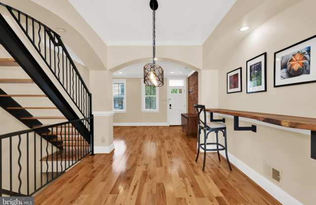 610 GRUNDY Street Gallery 1