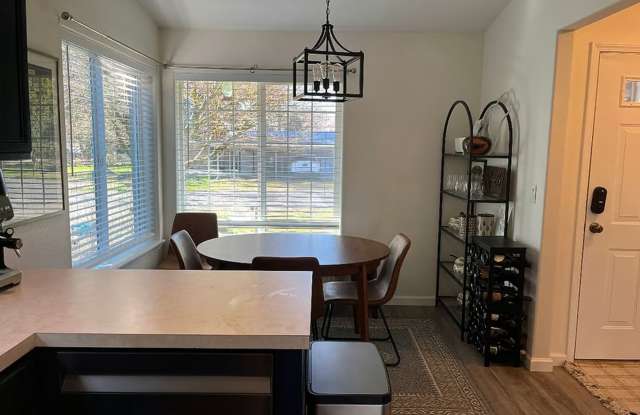 Furnished 3 Bedroom. 2.5 Bath Home in Dundee- Utilities Included Gallery 4