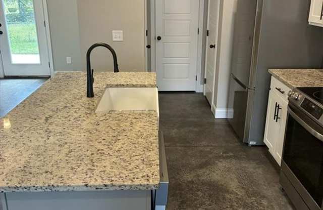 Single Family Home - Available and Move In Ready! Gallery 4