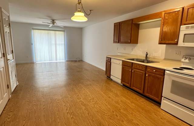 2 bedroom / 2.5 bathroom *UNFURNISHED* condo in the heart of Fairfield Glade, just steps from Lake Catherine. Gallery 3