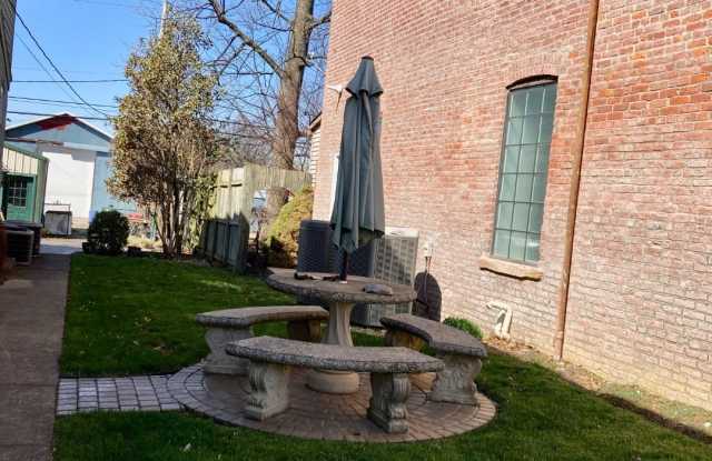 833 Main Street Gallery 1