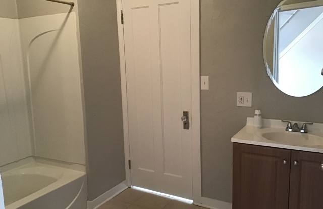 Single Family Home 3 beds 2 full bath Available Now! Gallery 4