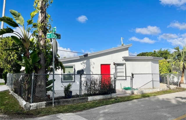 2201 NE 135th Ln photos photos