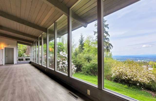 Vintage architectural home looking over Seattle and Bellevue metropolitan skyline. Gallery 4