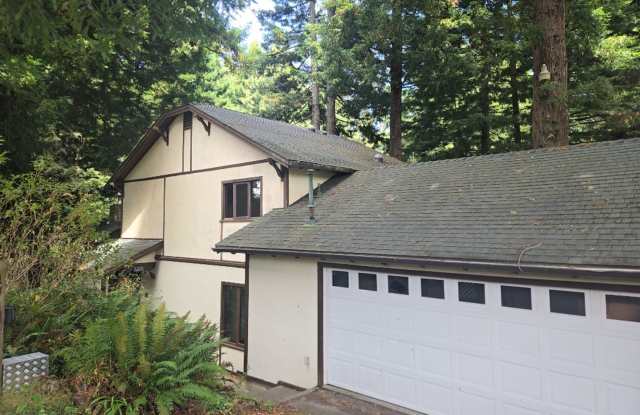 Redwood views! 3BR/2BA 2-story Eureka home! Gallery 1