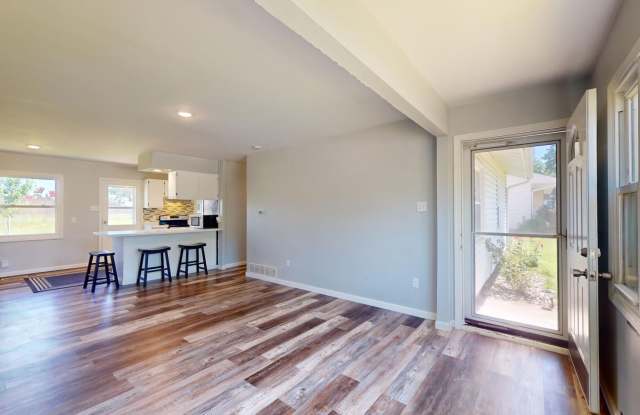 3 Bedroom w/Fully Fenced Backyard-221 17th St Gallery 3