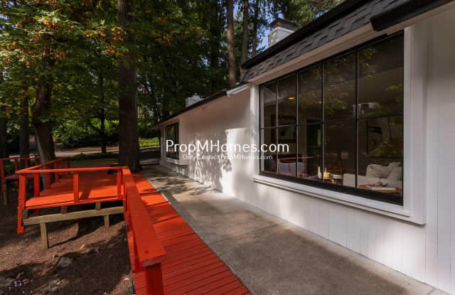 Beautiful Lake Oswego Home with 4 Bedrooms, 3 Baths & Entertaining Spaces Gallery 4
