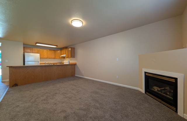 3 bdrm/2 bthrm Duplex with Single Car Garage and Master Bedroom - 2628 Ross Lane, Eugene, OR 97404