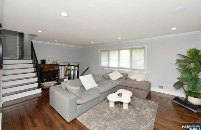 154 Middlesex Avenue Gallery 2