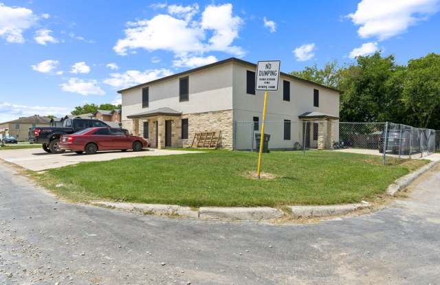 **2 Weeks Free!!** Charming 3-Bedroom Townhome in a Great Location! Gallery 3