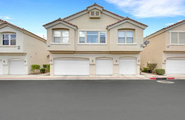2 bedroom Townhome with a yard Gallery 1