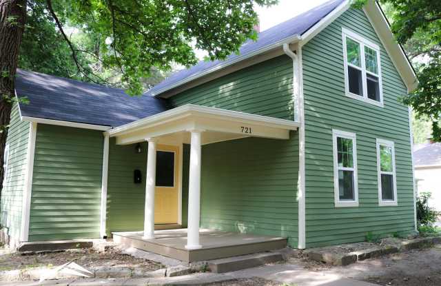 Recently Remodeled 3 Bedroom Farm Style Home! photos photos