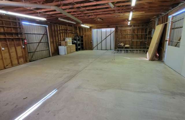 LARGE workshop or storage space available for lease in Ramona. Gallery 4