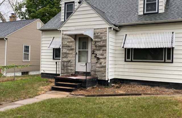 4 Bedroom 1 Bath home with Single stall detached garage 229 Boston Ave Waterloo, IA photos photos