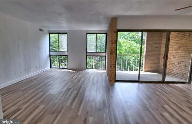 1580 MOORINGS DR #11B Gallery 1