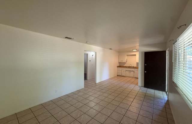 2 bedroom | 1 bathroom | South Sacramento Duplex Gallery 4